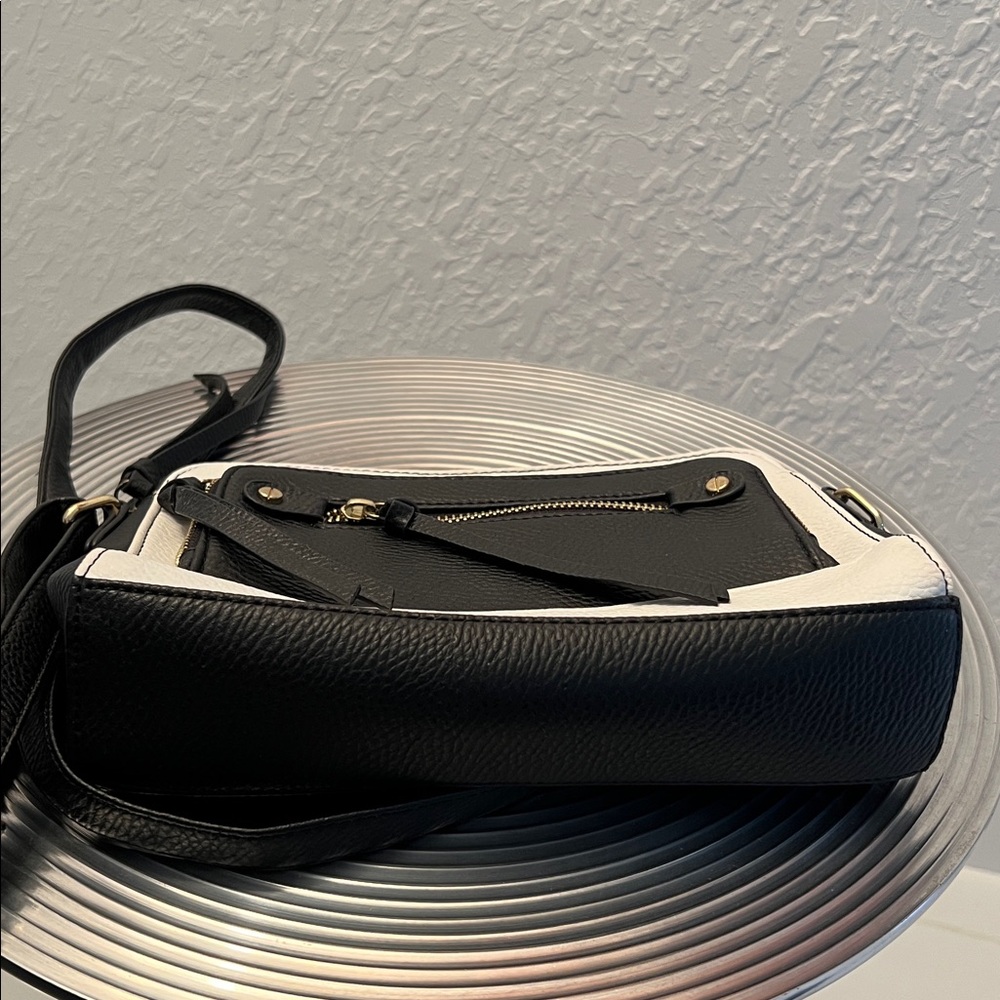 APT.9 NWOT BLACK & WHITE FAUX MULTI COMPARTMENT ADJUSTABLE STRAP CROSSBODY BAG - Picture 3 of 10